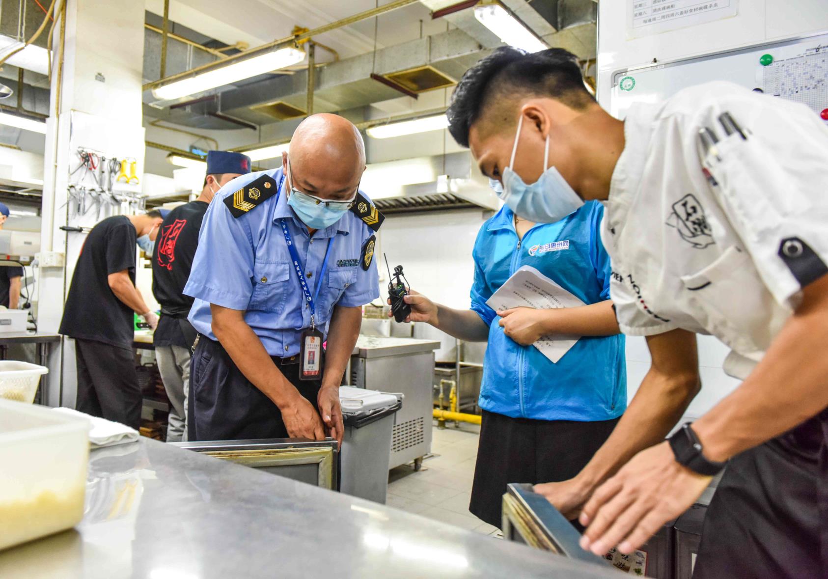 执法人员对示范街内的餐饮企业进行检查指导.jpg