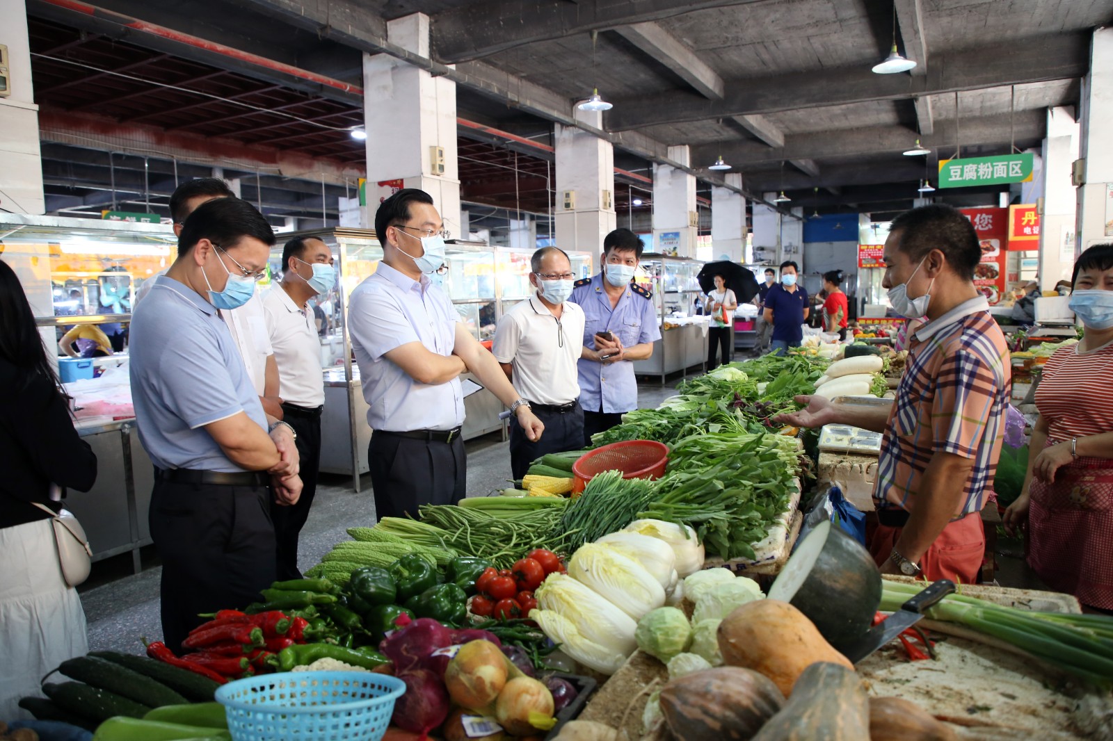 惠东县委书记郭武飘（左三）带队检查市场食品安全.jpg